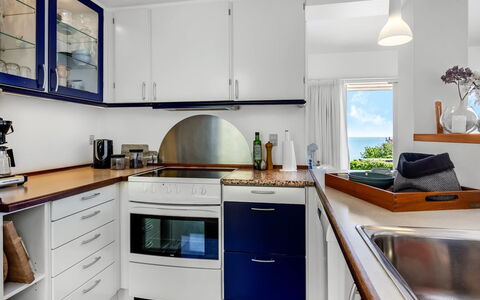 Tobias - 45M to the Fjord: Keuken, Interieur Ontwerp, Flooring, Toestel Van De Keuken, Countertop, Meubilair, Hout, Cabinetry, Major Appliance, Verdieping