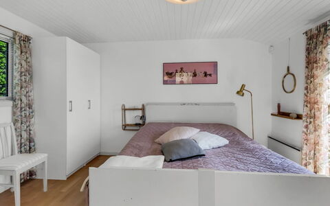 Tobias - 45M to the Fjord: Bed, Meubilair, Interieur Ontwerp, Bedding, Slaapkamer, Laken, Muur, Flooring, Verdieping, Plafond