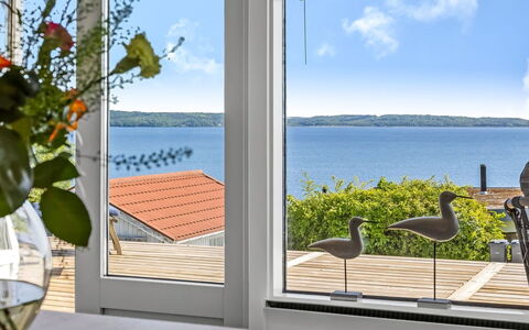 Tobias - 45M to the Fjord: Bloempot, Zee, Glas, Kust, Schaduw, Buitenmeubels, Oceaan, Eco Hotel, Kamerplant, Balkon