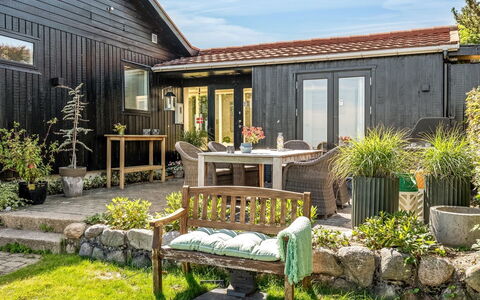 Tobias - 45M to the Fjord: Huis, Struik, Verblijf, Deur, Tuin, Bloempot, Huis, Land Lot, Groundcover