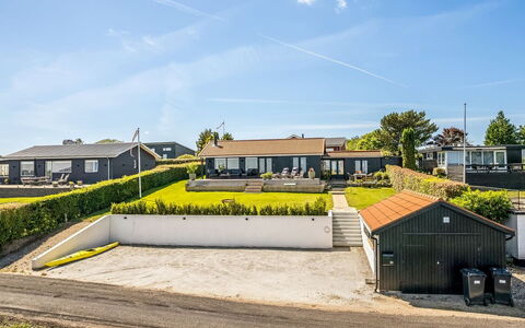 Tobias - 45M to the Fjord: Gebouw, Dak, Woongebied, Huis, Huis, Architectuur, Land Lot, Menselijke Nederzetting, Landgoed, Voorstad