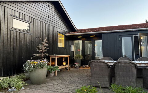 Tobias - 45M to the Fjord: Hout, Deur, Huis, Huis, Bloempot, Siding, Verblijf, Werf, Kamerplant, Tuin