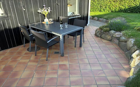 Tobias - 45M to the Fjord: Bloempot, Buitenmeubels, Meubilair, Flooring, Flagstone, Tuin, Verdieping, Buitentafel, Kamerplant, Samengesteld Materiaal