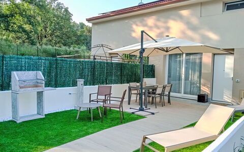 Suite Garden 31: Tuin, Buitenmeubels, Schaduw, Backyard, Gazon, Landscaping, Stoel, Werf, Kunstgras, Paraplu