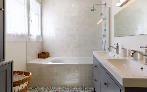 Charme de la Plage de Port Lin: Badkamer, Interieur Ontwerp, Flooring, Muur, Loodgieterswerkinrichting, Verdieping, Badkamerkast, Bad, Wastafel, Plafond