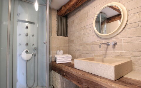 Design Loft, Romantic Retreat, Feltre: Muur, Loodgieterswerkinrichting, Badkamer, Interieur Ontwerp, Flooring, Hout, Verdieping, Wastafel In De Badkamer, Wastafel, Loodgieter