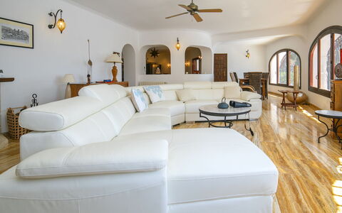 Casela: Meubilair, Bankstel, Flooring, Interieur Ontwerp, Verdieping, Hout, Woonkamer, Plafond, Houten Vloer