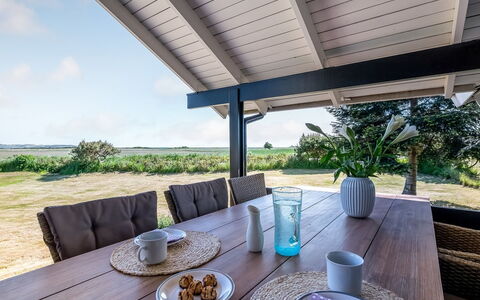 Ama - 250M from the Sea: Hout, Huis, Veranda, Dek, Hardwood, Dak, Beits, Houten Vloer, Eco Hotel