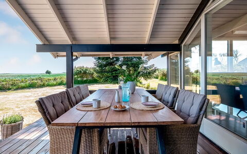 Ama - 250M from the Sea: Hout, Huis, Veranda, Dek, Hardwood, Dak, Beits, Houten Vloer, Eco Hotel