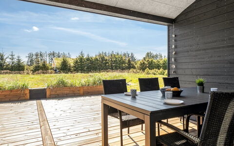 Petri - 1Km from the Sea: Hout, Huis, Veranda, Dek, Hardwood, Dak, Beits, Houten Vloer, Eco Hotel