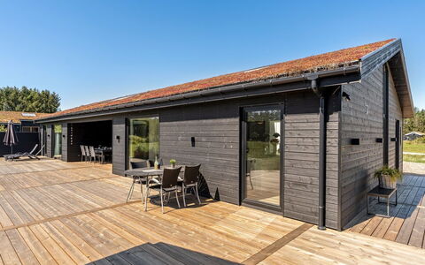 Petri - 1Km from the Sea: Hout, Huis, Veranda, Dek, Hardwood, Dak, Beits, Houten Vloer, Eco Hotel