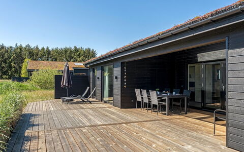 Petri - 1Km from the Sea: Hout, Huis, Veranda, Dek, Hardwood, Dak, Beits, Houten Vloer, Eco Hotel