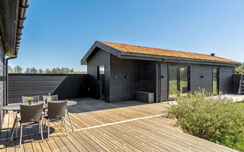 Petri - 1Km from the Sea: Hout, Huis, Veranda, Dek, Hardwood, Dak, Beits, Houten Vloer, Eco Hotel