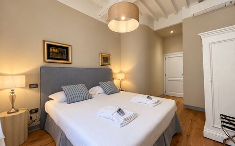 Via Roma 39: Bed, Slaapkamer, Bedding, Laken, Interieur Ontwerp, Meubilair, Bed Frame, Kamer, Linens, Verdieping
