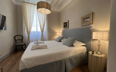 Via Roma 39: Slaapkamer, Bed, Meubilair, Interieur Ontwerp, Laken, Bedding, Textiel, Verdieping, Bed Frame, Kamer