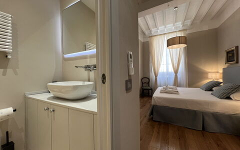 Via Roma 39: Interieur Ontwerp, Meubilair, Slaapkamer, Bed, Flooring, Verdieping, Kamer, Plafond, Laken, Bedding