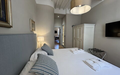 Via Roma 39: Bed, Slaapkamer, Bedding, Laken, Interieur Ontwerp, Meubilair, Verdieping, Flooring, Bed Frame, Kamer