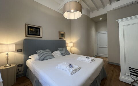 Via Roma 39: Bed, Slaapkamer, Bedding, Laken, Interieur Ontwerp, Meubilair, Bed Frame, Linens, Kamer, Verdieping