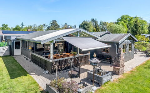 Eljena - 550M from the Sea: Hout, Huis, Veranda, Dek, Hardwood, Dak, Beits, Houten Vloer, Eco Hotel