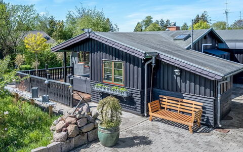 Eljena - 550M from the Sea: Hout, Huis, Veranda, Dek, Hardwood, Dak, Beits, Houten Vloer, Eco Hotel