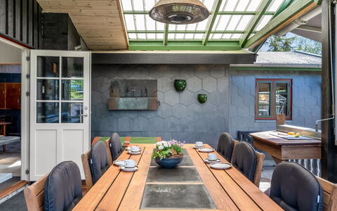 Eljena - 550M from the Sea: Hout, Huis, Veranda, Dek, Hardwood, Dak, Beits, Houten Vloer, Eco Hotel