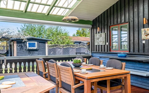 Eljena - 550M from the Sea: Hout, Huis, Veranda, Dek, Hardwood, Dak, Beits, Houten Vloer, Eco Hotel
