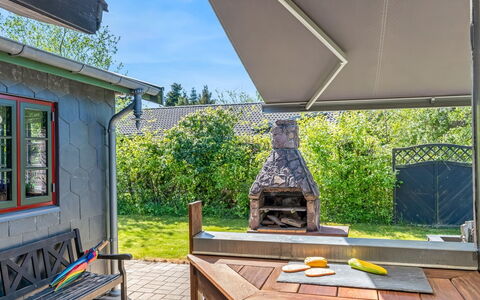 Eljena - 550M from the Sea: Hout, Huis, Veranda, Dek, Hardwood, Dak, Beits, Houten Vloer, Eco Hotel