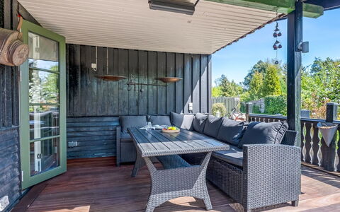 Eljena - 550M from the Sea: Hout, Huis, Veranda, Dek, Hardwood, Dak, Beits, Houten Vloer, Eco Hotel