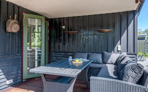 Eljena - 550M from the Sea: Hout, Huis, Veranda, Dek, Hardwood, Dak, Beits, Houten Vloer, Eco Hotel
