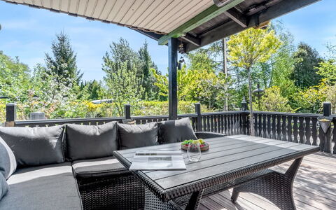 Eljena - 550M from the Sea: Hout, Huis, Veranda, Dek, Hardwood, Dak, Beits, Houten Vloer, Eco Hotel
