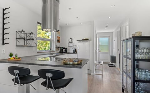 Agneta - 1Km from the Sea: Meubilair, Keuken, Interieur Ontwerp, Countertop, Flooring, Hout, Plafond, Verdieping, Lichte Inrichting, Toestel Van De Keuken