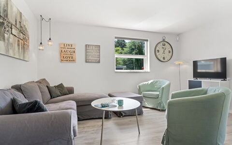 Agneta - 1Km from the Sea: Meubilair, Interieur Ontwerp, Bankstel, Flooring, Verdieping, Muur, Woonkamer, Kamer, Plafond, Hout