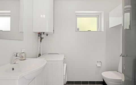 Agneta - 1Km from the Sea: Badkamer, Loodgieterswerkinrichting, Interieur Ontwerp, Flooring, Muur, Verdieping, Wc Bril, Toilet, Wastafel In De Badkamer, Wastafel