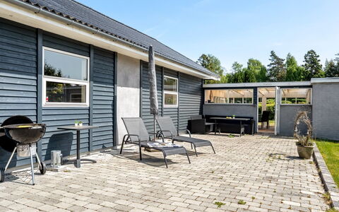 Agneta - 1Km from the Sea: Huis, Siding, Deur, Verblijf, Schaduw, Buitenmeubels, Werf, Tuin, Backyard, Patio