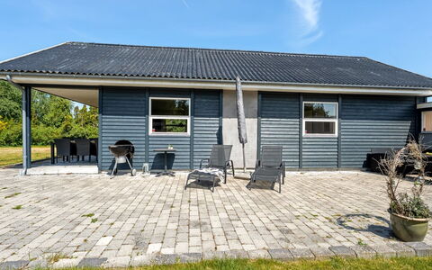 Agneta - 1Km from the Sea: Gebouw, Dak, Hout, Huis, Siding, Huis, Deur, Architectuur, Verblijf, Woongebied