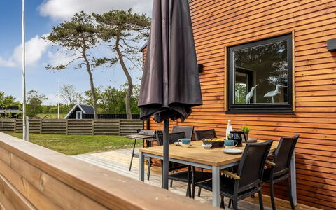 Jerrik - 200M from the Sea: Hout, Huis, Veranda, Dek, Hardwood, Dak, Beits, Houten Vloer, Eco Hotel