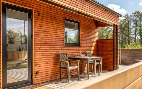 Jerrik - 200M from the Sea: Hout, Huis, Veranda, Dek, Hardwood, Dak, Beits, Houten Vloer, Eco Hotel