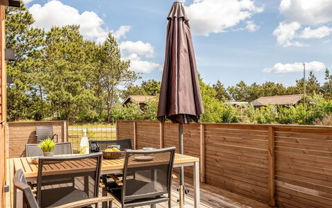 Jerrik - 200M from the Sea: Hout, Huis, Veranda, Dek, Hardwood, Dak, Beits, Houten Vloer, Eco Hotel