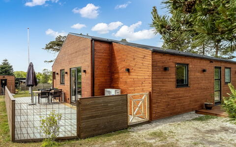 Jerrik - 200M from the Sea: Hout, Huis, Veranda, Dek, Hardwood, Dak, Beits, Houten Vloer, Eco Hotel