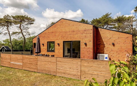 Jerrik - 200M from the Sea: Hout, Huis, Veranda, Dek, Hardwood, Dak, Beits, Houten Vloer, Eco Hotel