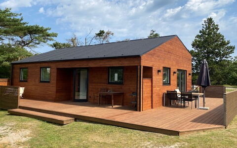 Jerrik - 200M from the Sea: Hout, Huis, Veranda, Dek, Hardwood, Dak, Beits, Houten Vloer, Eco Hotel