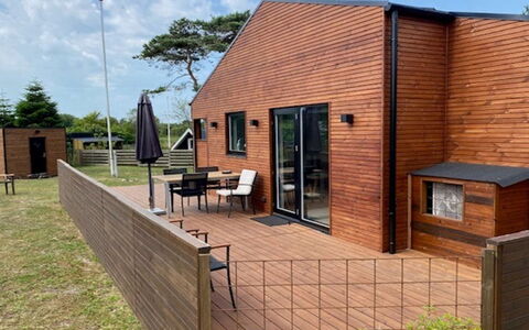 Jerrik - 200M from the Sea: Hout, Huis, Veranda, Dek, Hardwood, Dak, Beits, Houten Vloer, Eco Hotel