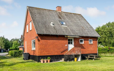 Arben - 900M from the Sea: Hout, Huis, Veranda, Dek, Hardwood, Dak, Beits, Houten Vloer, Eco Hotel