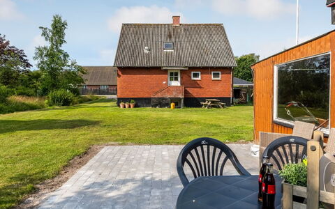 Arben - 900M from the Sea: Hout, Huis, Veranda, Dek, Hardwood, Dak, Beits, Houten Vloer, Eco Hotel
