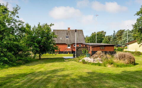 Arben - 900M from the Sea: Hout, Huis, Veranda, Dek, Hardwood, Dak, Beits, Houten Vloer, Eco Hotel