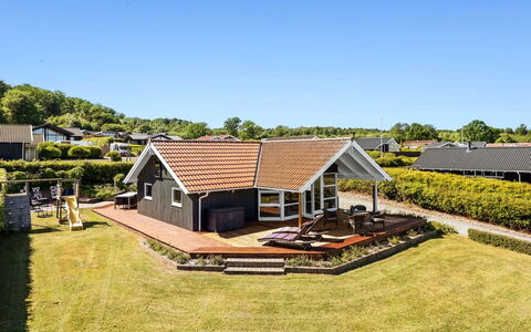 Hoghni - 300M from the Sea: Hout, Huis, Veranda, Dek, Hardwood, Dak, Beits, Houten Vloer, Eco Hotel