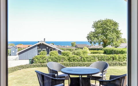 Hoghni - 300M from the Sea: Hout, Huis, Veranda, Dek, Hardwood, Dak, Beits, Houten Vloer, Eco Hotel