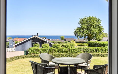 Hoghni - 300M from the Sea: Hout, Huis, Veranda, Dek, Hardwood, Dak, Beits, Houten Vloer, Eco Hotel