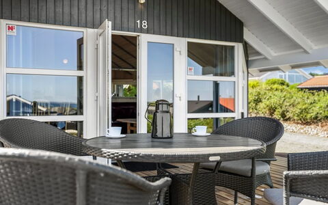 Hoghni - 300M from the Sea: Hout, Huis, Veranda, Dek, Hardwood, Dak, Beits, Houten Vloer, Eco Hotel