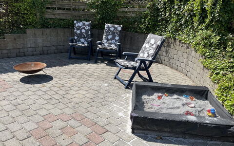 Hoghni - 300M from the Sea: Hout, Huis, Veranda, Dek, Hardwood, Dak, Beits, Houten Vloer, Eco Hotel